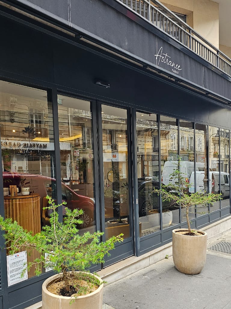 Entrance to Restaurant Astrance on 32 rue de Longchamp, Paris.